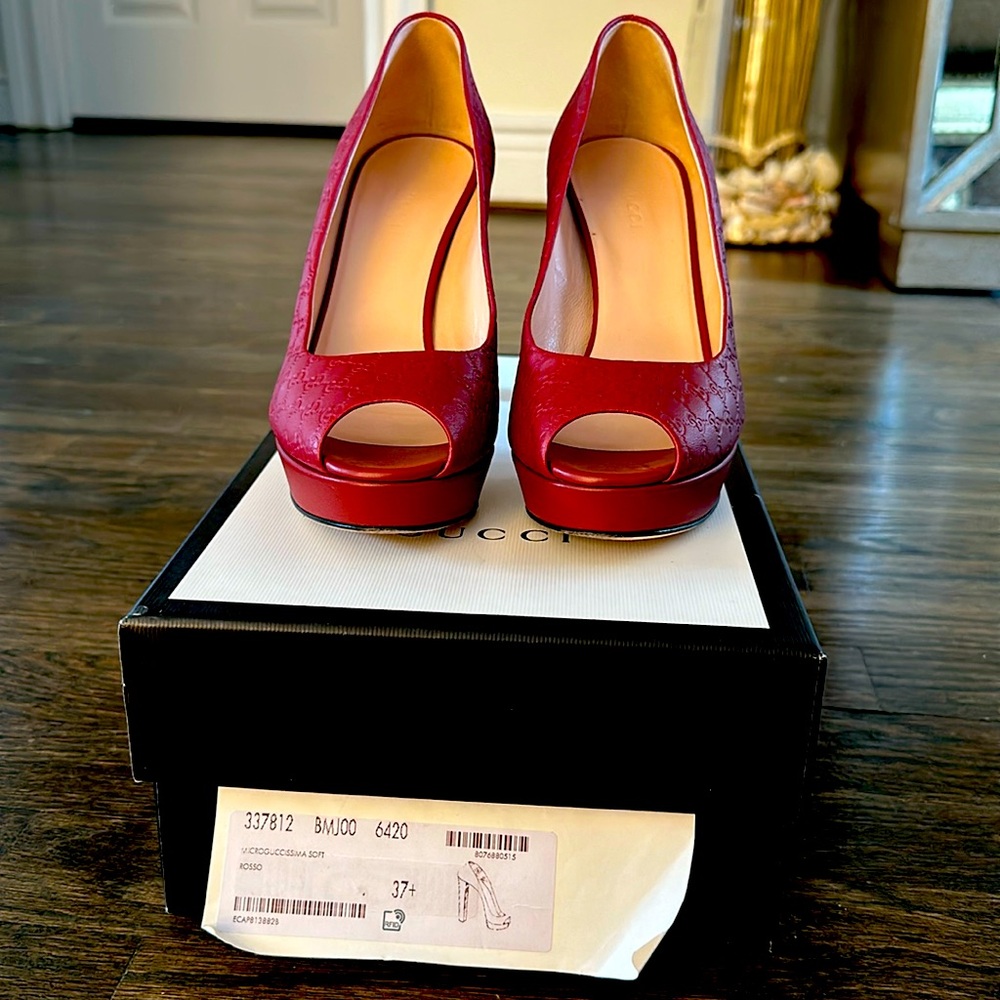 Authentic Gucci heels comes with dust bags in original box.